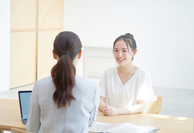 カウンセラーと話している女性